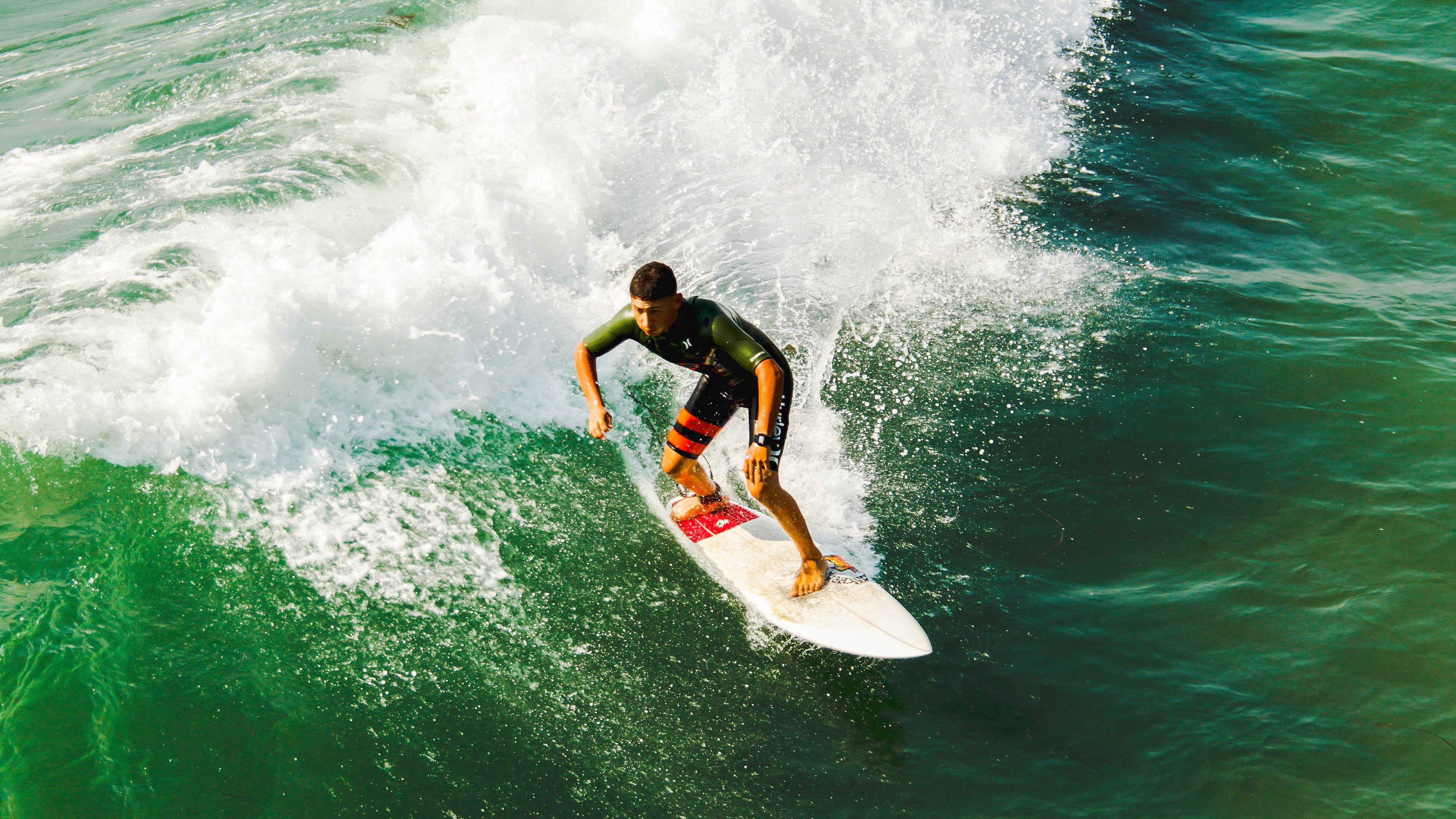 -重点高校足球联盟赛精彩纷呈,青春激情燃烧,足球校园联赛